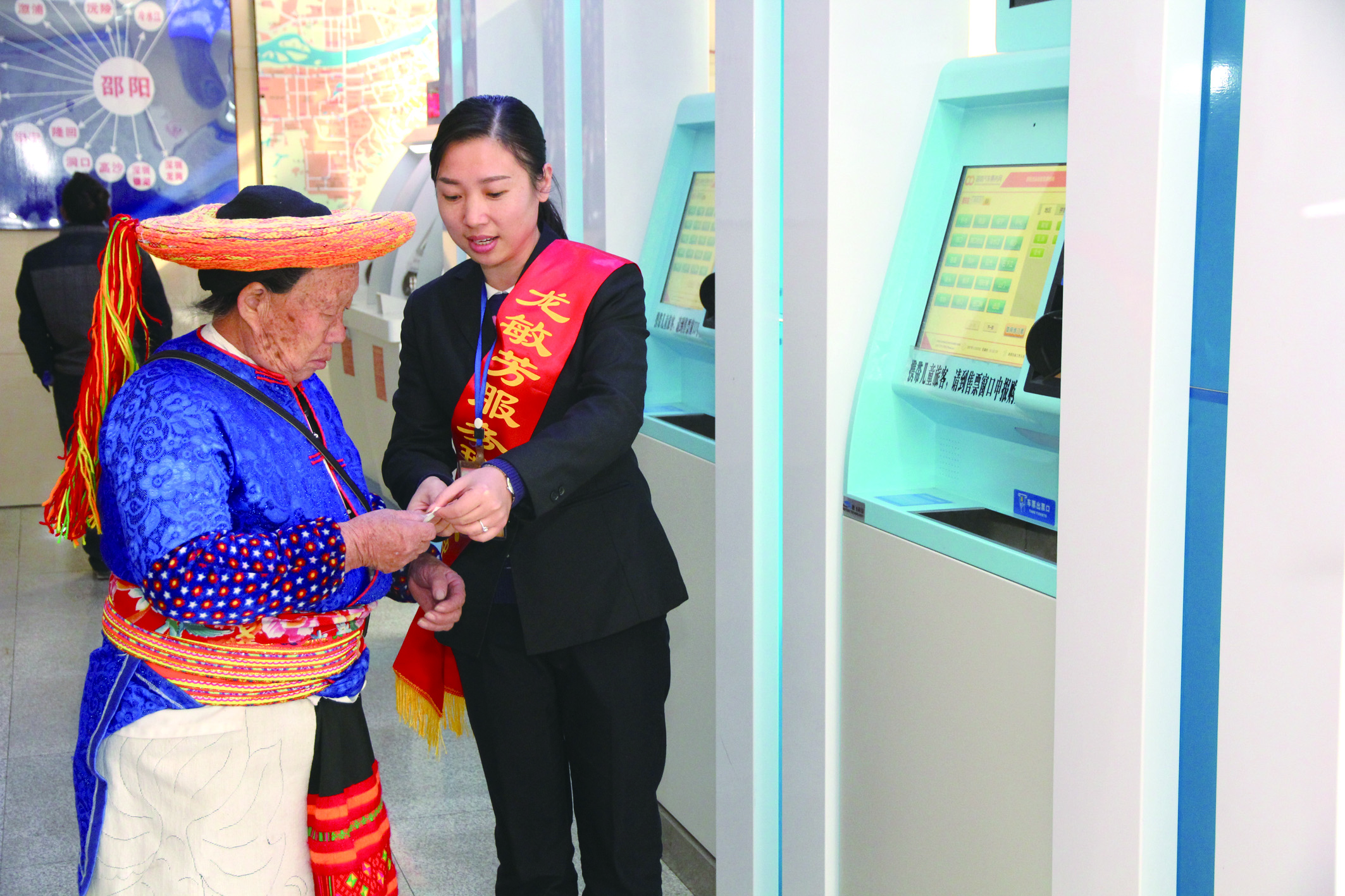實(shí)名自助售票也深受瑤族老人青睞。 李高雄攝于市汽車北站