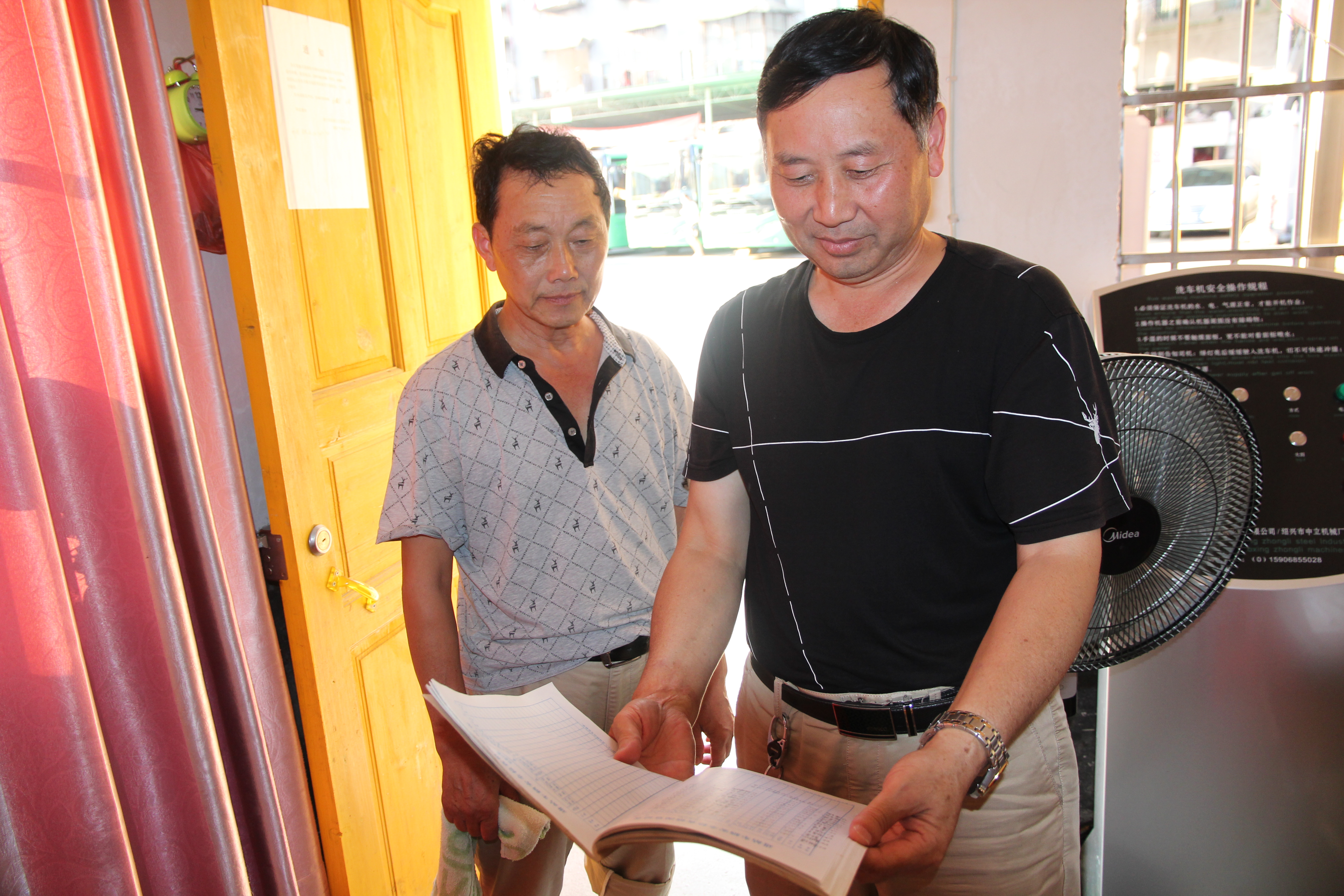 干工作就要盡力干好 ——記集團(tuán)公司優(yōu)秀黨員、綏寧綠洲公汽公司經(jīng)理李茂良 祖   冠