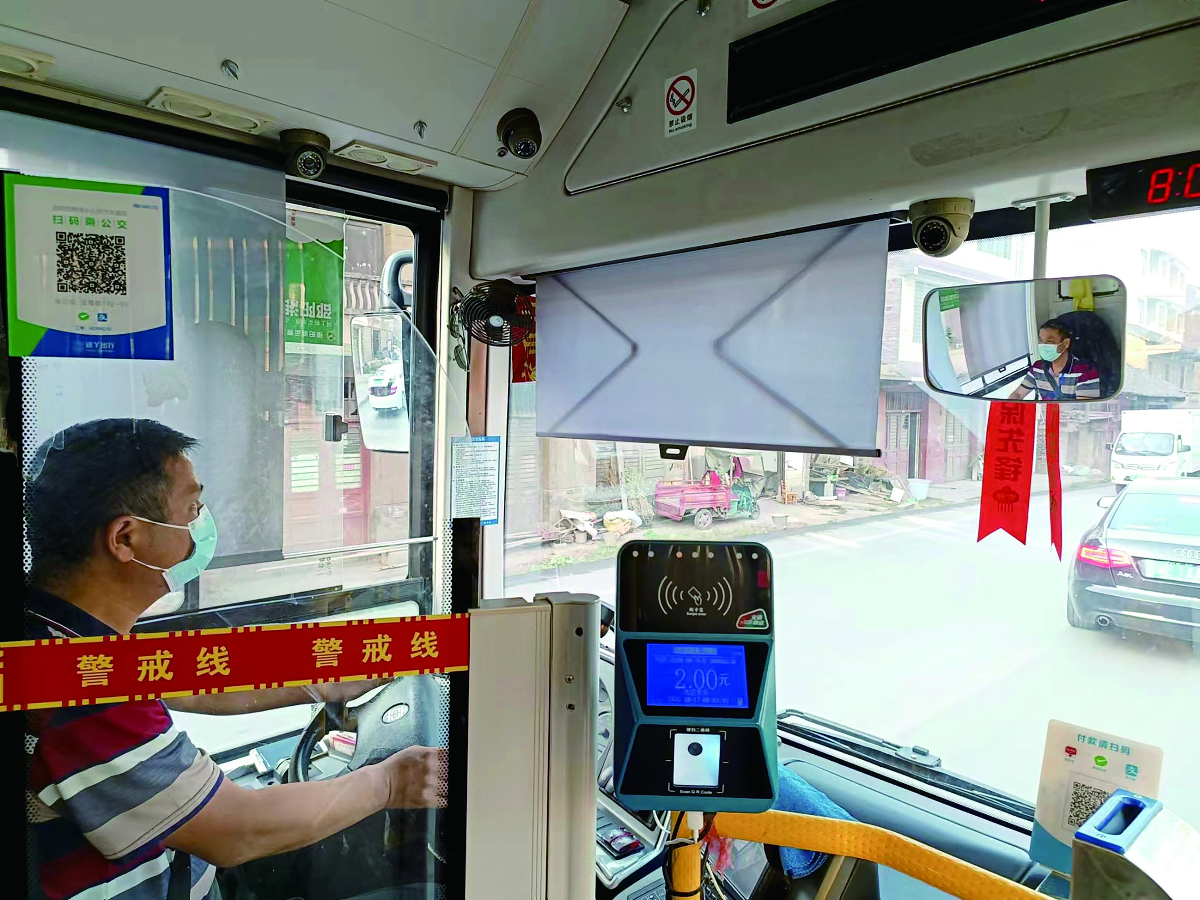 初心不改書(shū)寫(xiě)公交人生 ——記邵陽(yáng)好司機(jī)、宏騰公汽公司司機(jī)謝文軍 李高雄 王智春